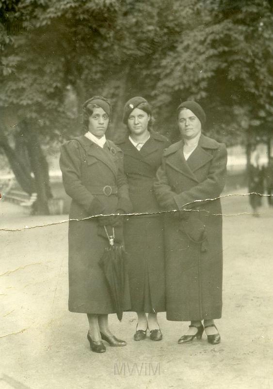 KKE 293.jpg - Od lewej: koleżanka Heleny Szylkin Felicja Żwikiewicz, siostra Heleny Szylkin Stefania Czebruczenko i Helena Szylkin. lata 30 XX wieku.